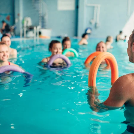 aqua-aerobic-ubungen-frauenklasse-mit-mannertrainer-hallenbad-freizeit