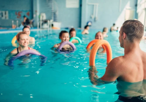 aqua-aerobic-ubungen-frauenklasse-mit-mannertrainer-hallenbad-freizeit