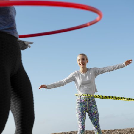 frauen-die-mit-hula-hoop-kreis-trainieren