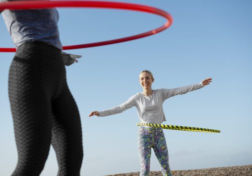 frauen-die-mit-hula-hoop-kreis-trainieren