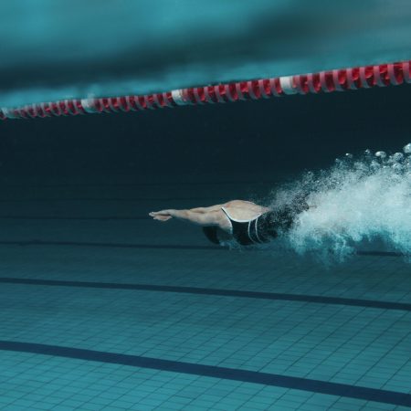 schneller-schwimmer-im-pool-voller-schuss